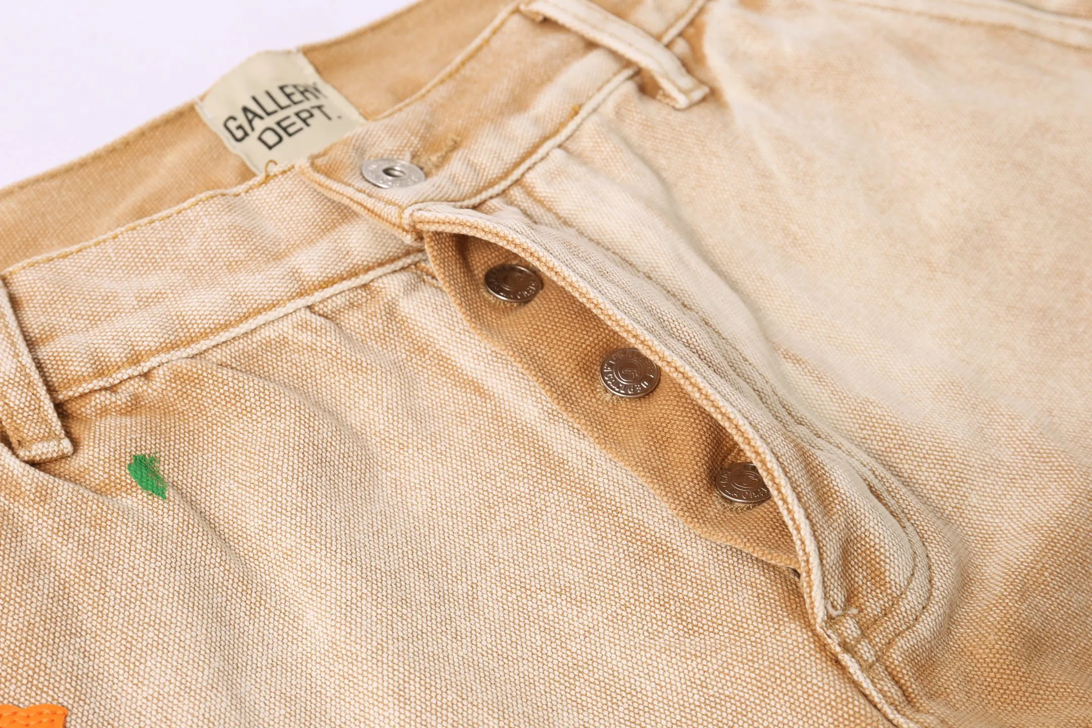 P250 Style No.: H888 GALLERY DEPT. & 𝐂𝐡𝐫𝐨𝐦𝐞 𝐇𝐞𝐚𝐫𝐭 Croxin co-branded ss25 wood splash ink hand-painted stitching multi-pocket bootcut jeans. Styles with different washed textures are very friendly to people with thin legs. The bootcut style perfectly modifies the leg shape. The timeless and moderate length makes it easy to match and match. It is the basis for various styles and is a must-have in your wardrobe! The fabric is stiff but also makes the upper body soft without losing texture. The washing process is even more perfect. It is a must-have item for everyone! ! ! Washed wheat, tag, pants label, three labels complete Color: Khaki Size: 28-30-32-34-36